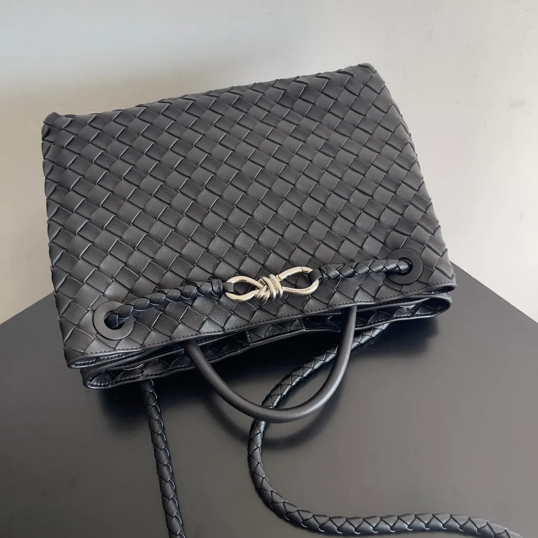 The 2023 new Andiamo batch of 2260 BV has been shipped‼ ️Really popular🔥The new Andiamo woven handbag launched by Bottega Veneta this season is really popular all over the world! ! Celebrities at home and abroad have worn it, and Oscar-winning actress Michelle Yeoh has taken it out on the street. Song Jia, Trai Yara, Yu Feihong, Sanji Ayaka, Rosie Hunting-Whiteley, Yoshioka Riho, etc. have all picked up this bag. It is classic and versatile, showing off its temperament, and the bag capacity is also large, which is very convenient for daily commuting! ! A variety of carrying methods, the shoulder straps can be adjusted by yourself, the original lambskin feels soft and delicate, and the unisex style breaks the gender boundaries and brings a more practical and long-lasting use experience. Andiamo, which has both elegant and casual styles, perfectly interprets the true appearance of "fashionable old money style". Style number: 743572 Size: 32*24*12